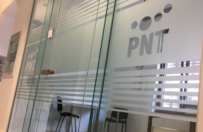 Glasdekor mit Firmen-Logo