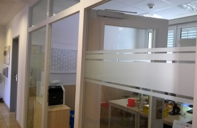 sichtschutzfolie-streifen-luftig-schmall