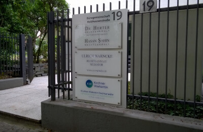 Schilderanlage-Alu-Plexi-Schilder-austauschbar