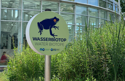 Rundes Hinweisschild für Wasserbiotop