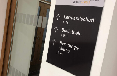 Wegweiser mit Schullogo