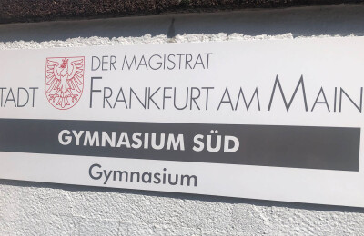 Schulschild Mauer-Montage