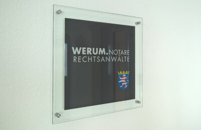 kanzleischild-glas-druck-transparenz-starke Präsenz