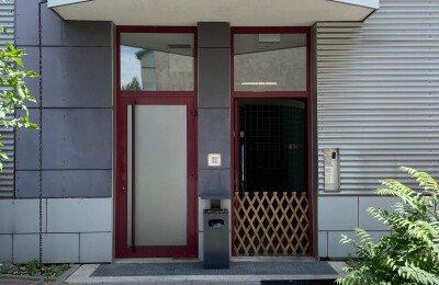 Nasenschild über dem Haupteingang