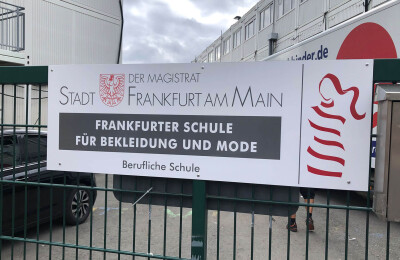 Schulschild mit Schul-Logo