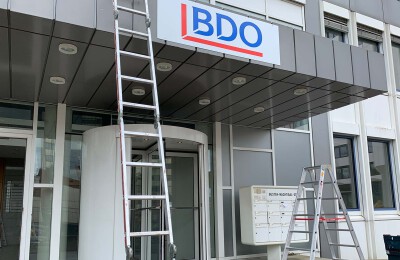 Montage Firmenschild