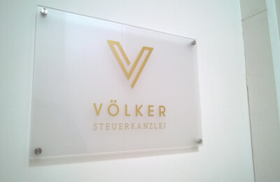 Satiniertes Kanzleischild mit Edelstahlhalterung