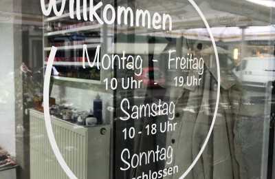 Türbeschriftung mit Öffnungszeiten
