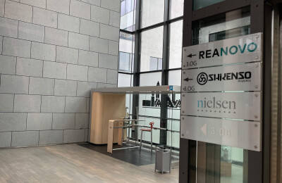 Firmenschilder und Wegweiser