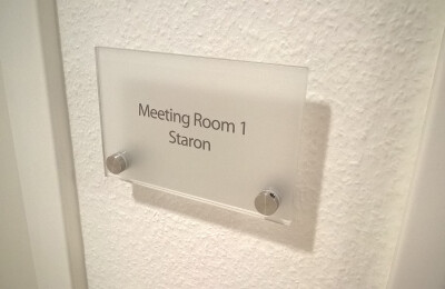 Türschild mit Edelstahlhalter