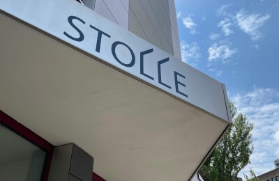 Firmenbeschriftung über dem Eingang