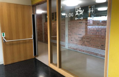 Wegweiser Piktogramme auf Glasfläche