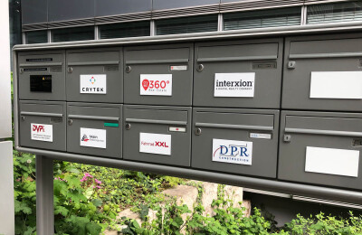 Briefkastenanlage mit Logos