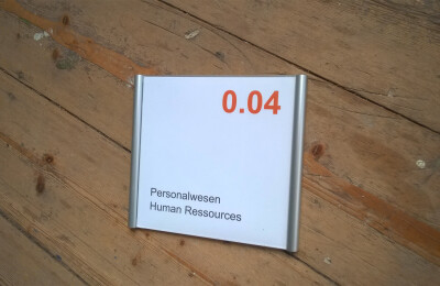 türschild-aluminiumrahmen-plexischutzscheibe