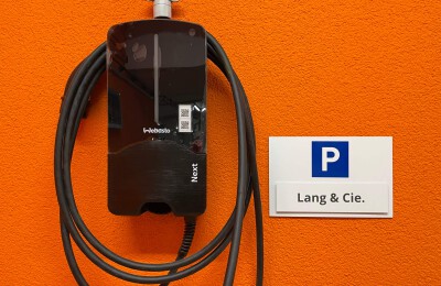 Parkplatzschilde neben E-Ladesäule