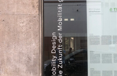 Beschriftete Glasfläche