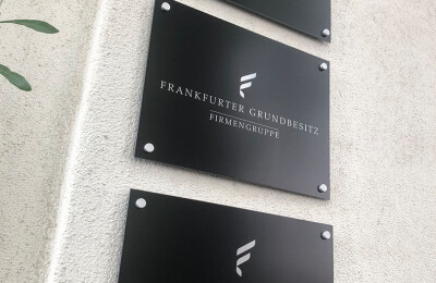 Firmenschilder dreier Gruppe