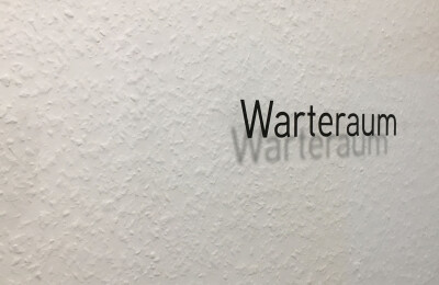 Praxis-Wandbeschriftung-anthrazit-feines Effekt