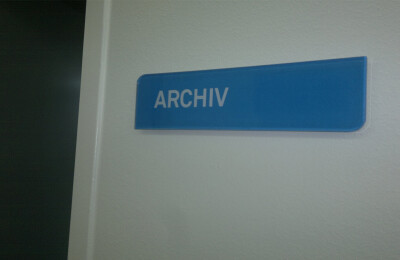 Türschild verdeckte Halterung