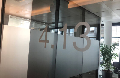 Folienbeschriftung an Glasflächen