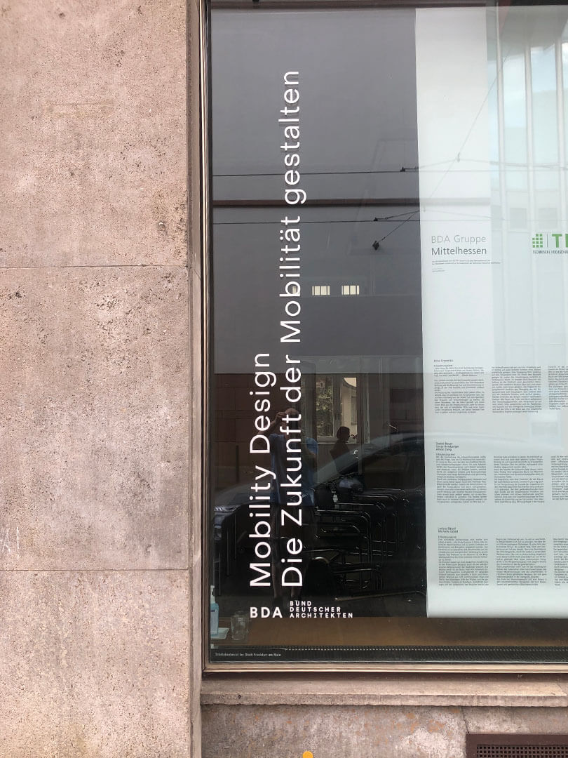 Beschriftete Glasfläche