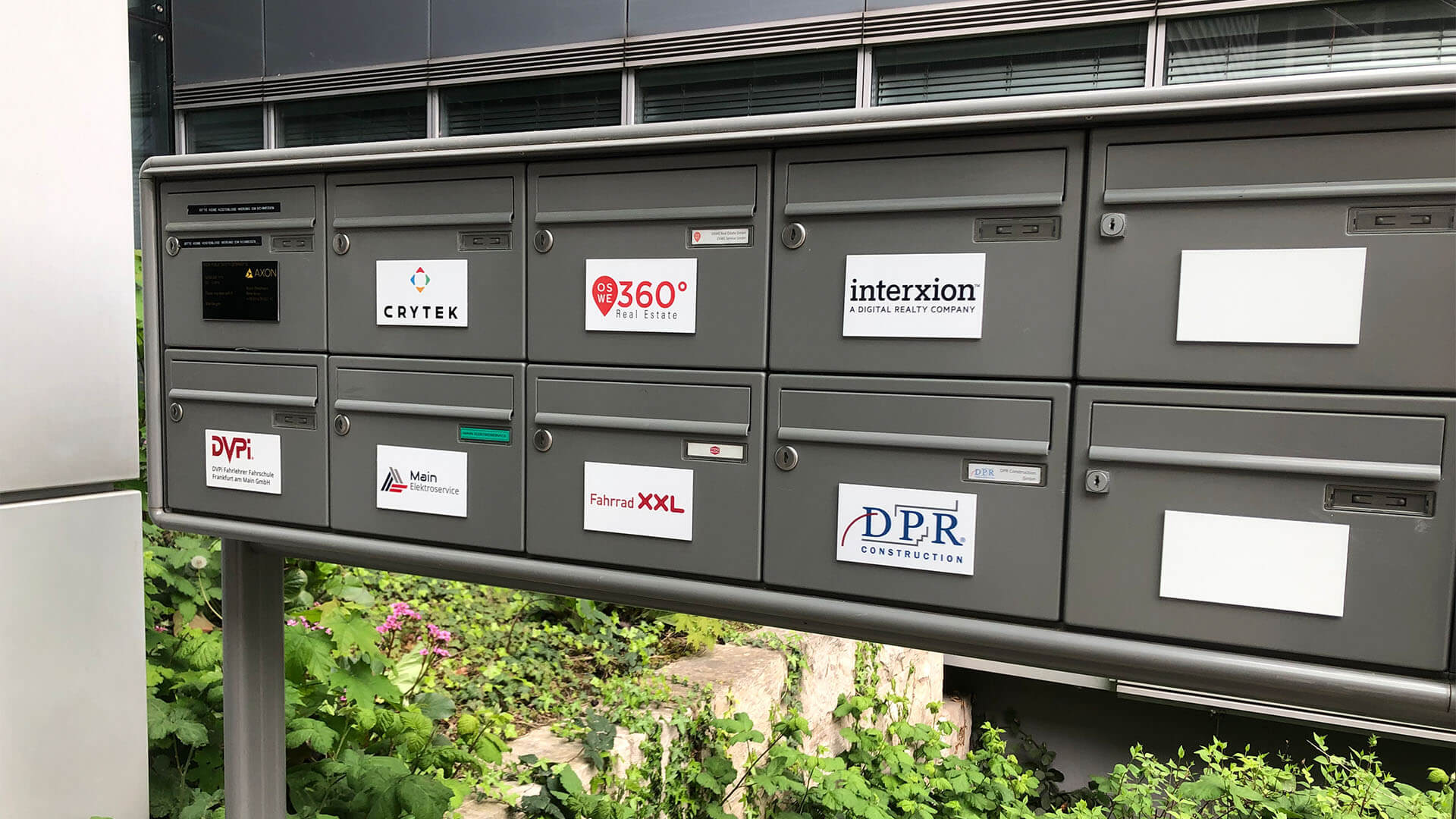 Briefkastenanlage mit Logos