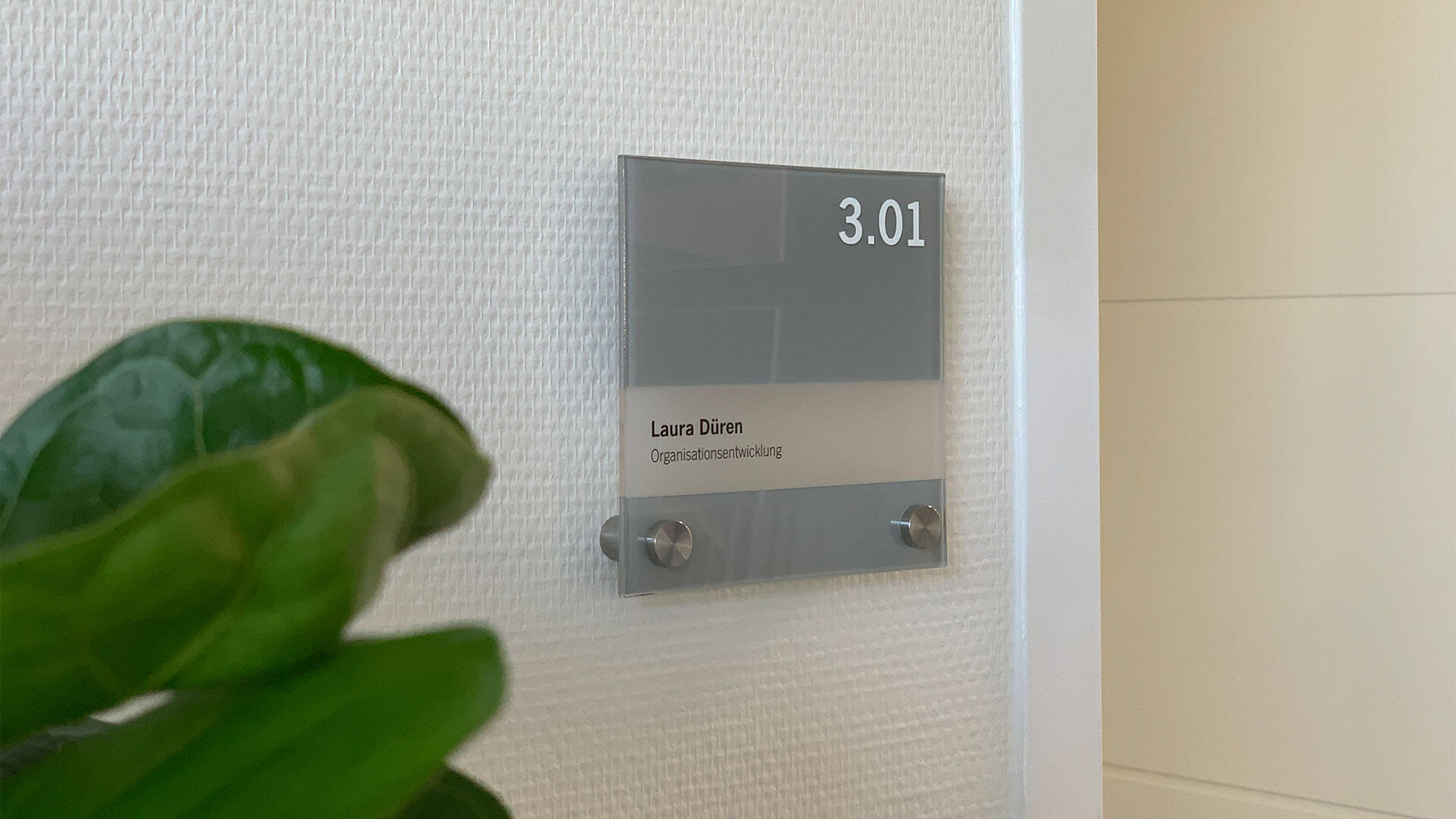 Modernes Türschild