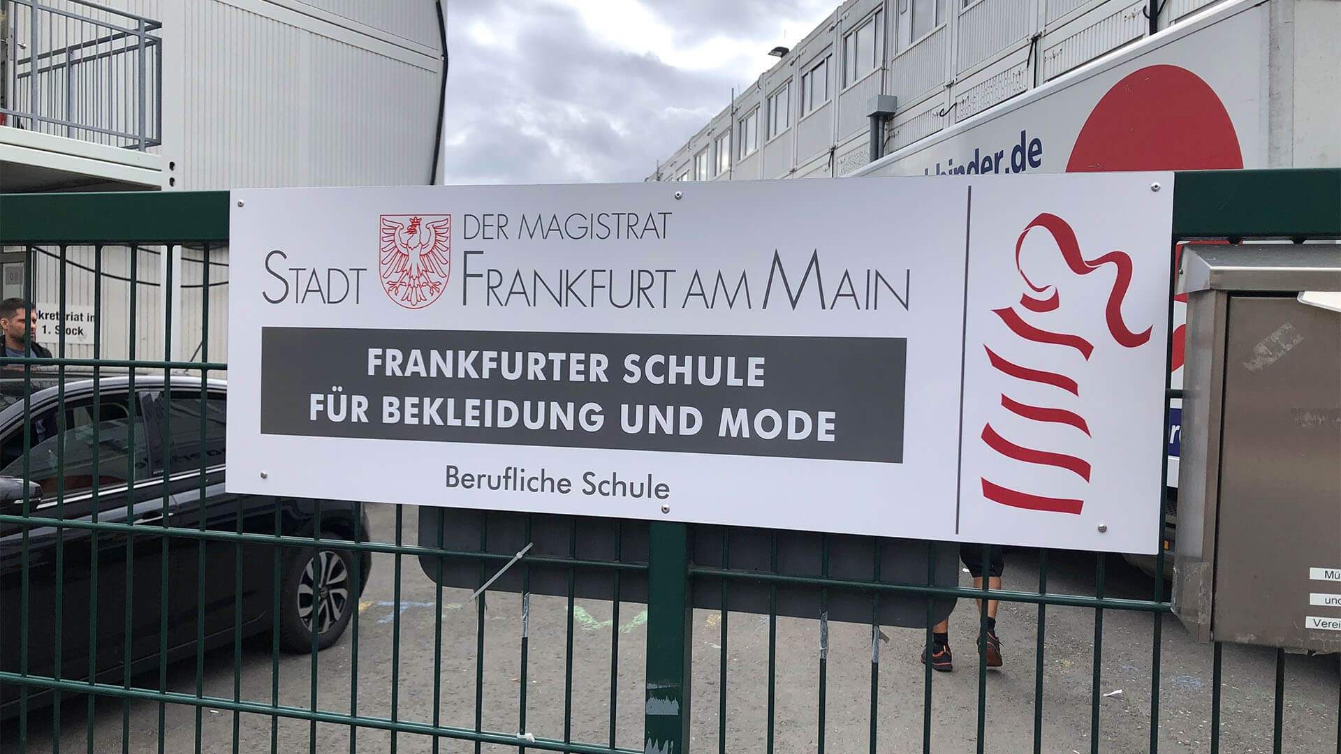 Schulschild mit Schul-Logo