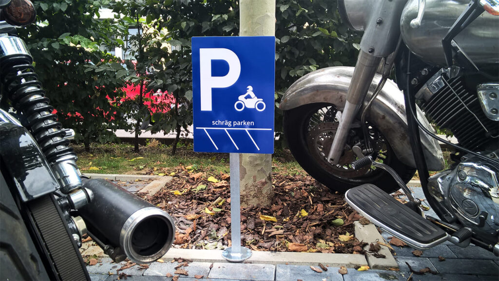 Auffällige Parkplatzbeschilderung für Motorräder