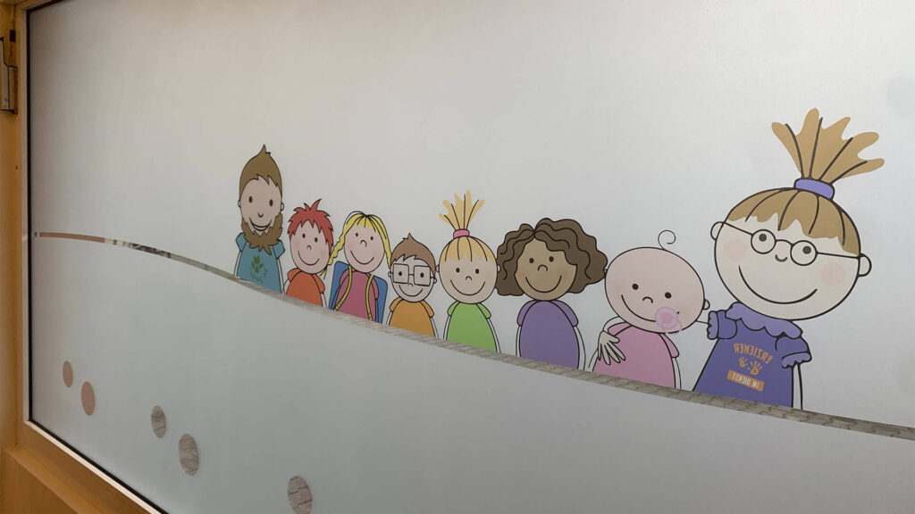 Durchgängiger Kindergarten Sichtschutz mit Grafikelement