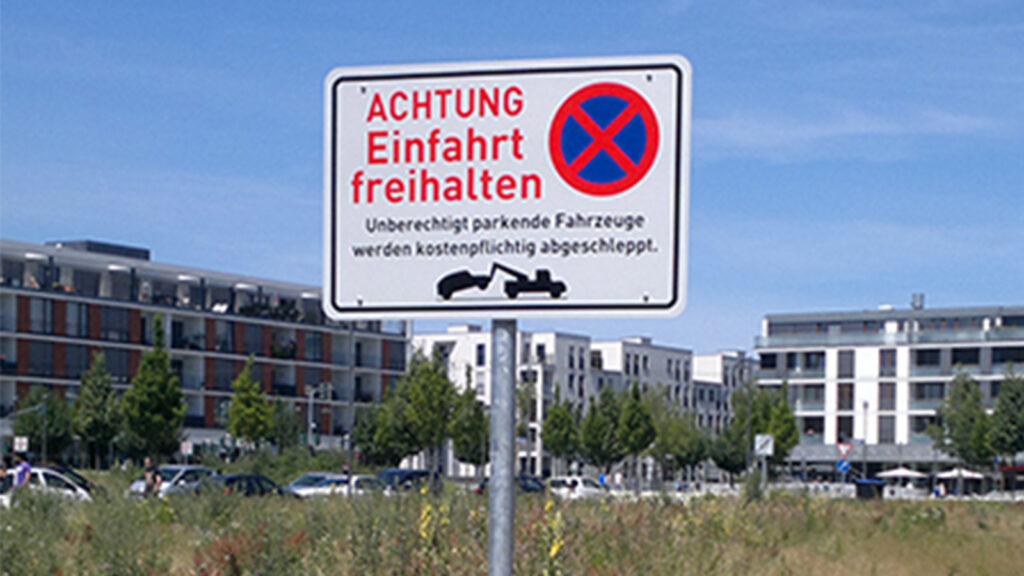 Zusatzschild mit individueller Beschriftung und Pfosten Halterung