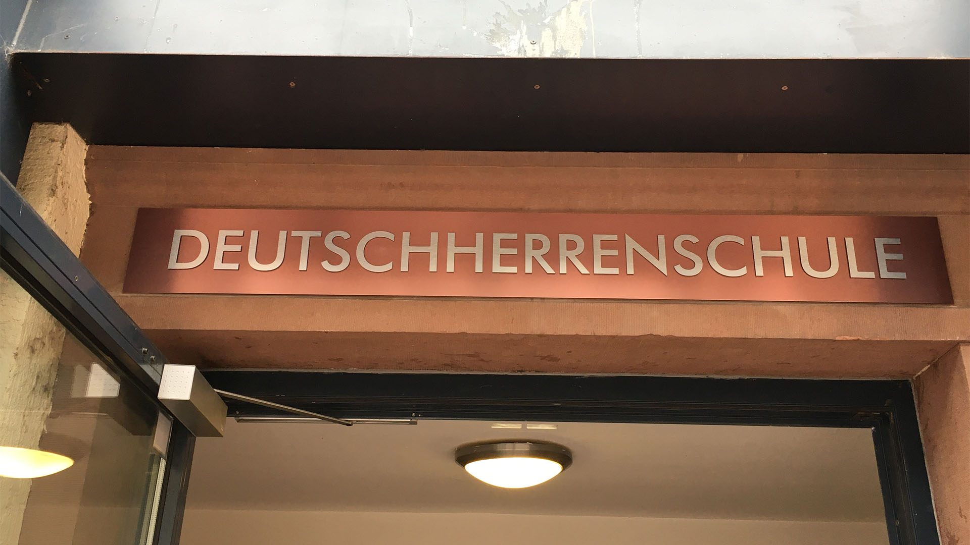 Deutschherrenschule-Eingangsschild-frankfurter-schilderfabrik-meides-2021