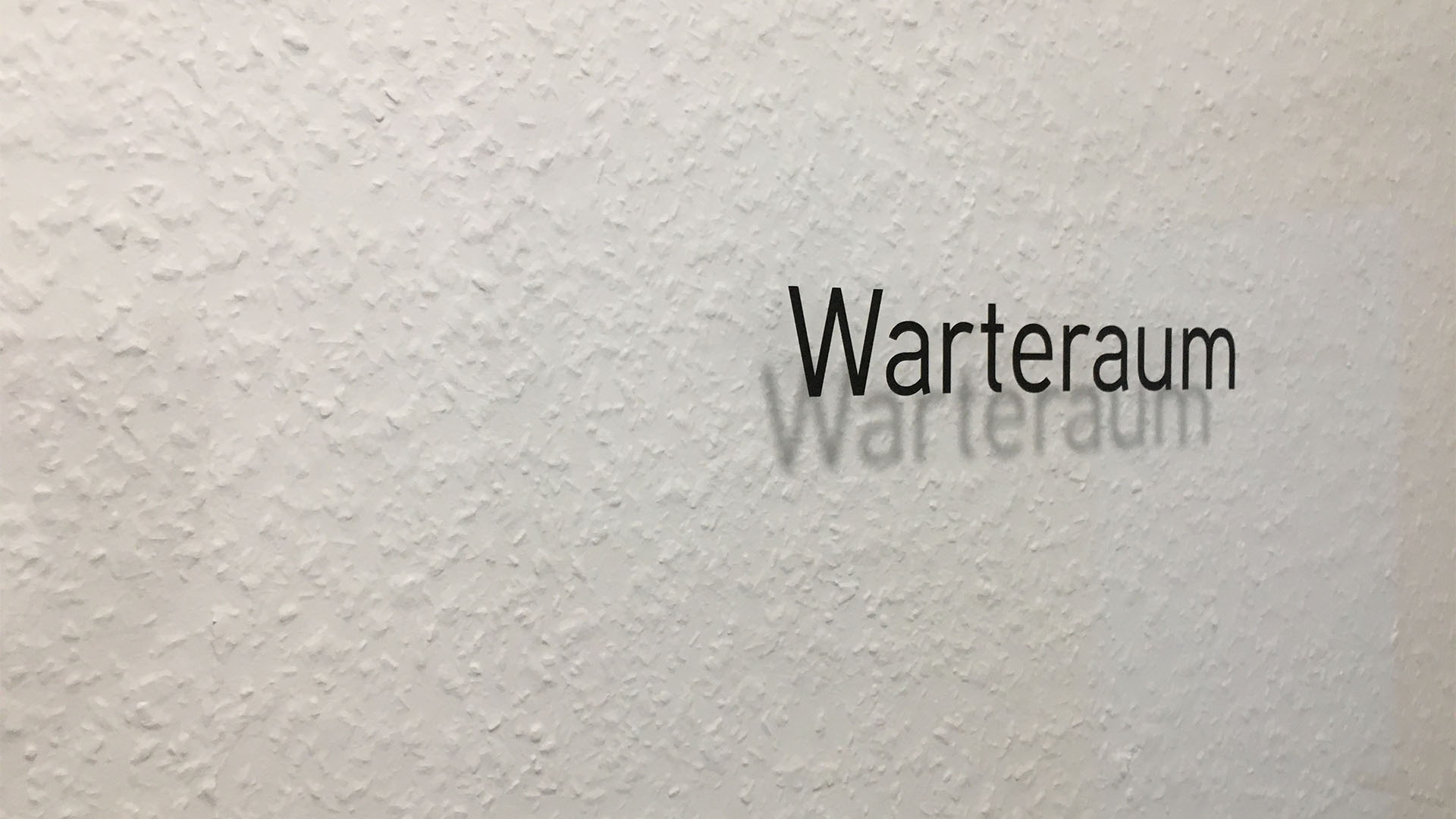 Praxis-Wandbeschriftung-anthrazit-feines Effekt