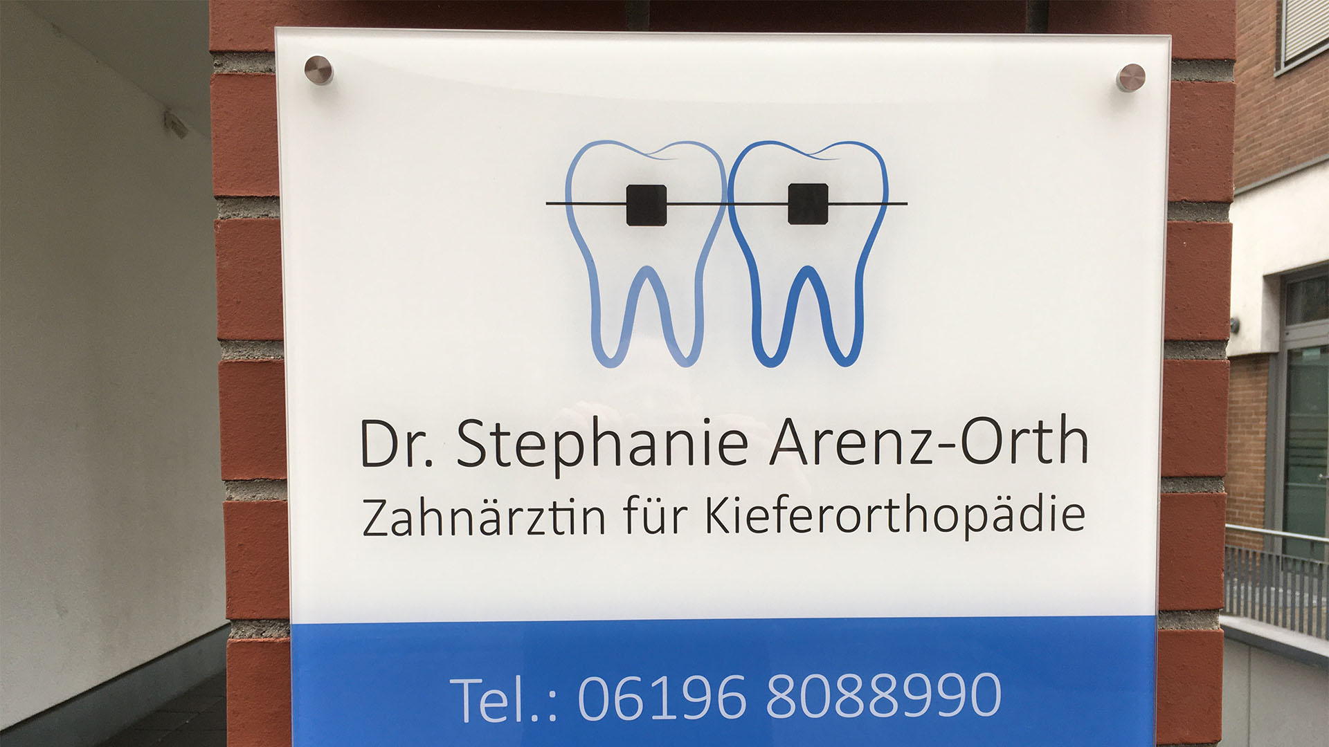 Praxisschild-Außenbereich-Plexiglas-Edelstahlhalter-Druck kontrastreich