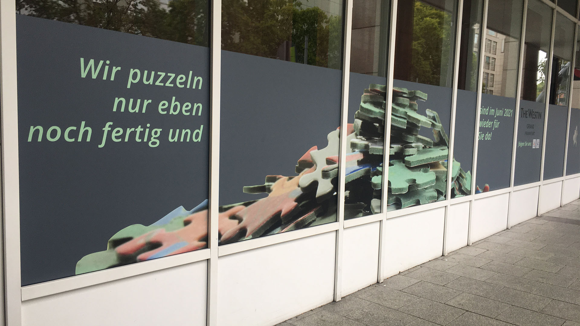 baustelle-beschriftung-mit-design-und-dekor