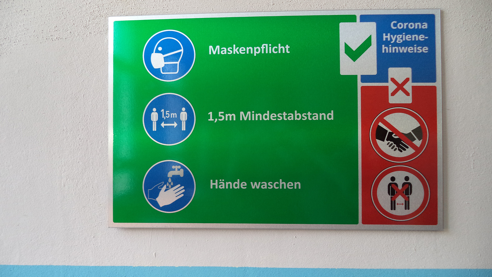 Großflächiges Hinweisschild