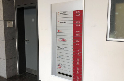 Leitsystem mit Firmenlogos