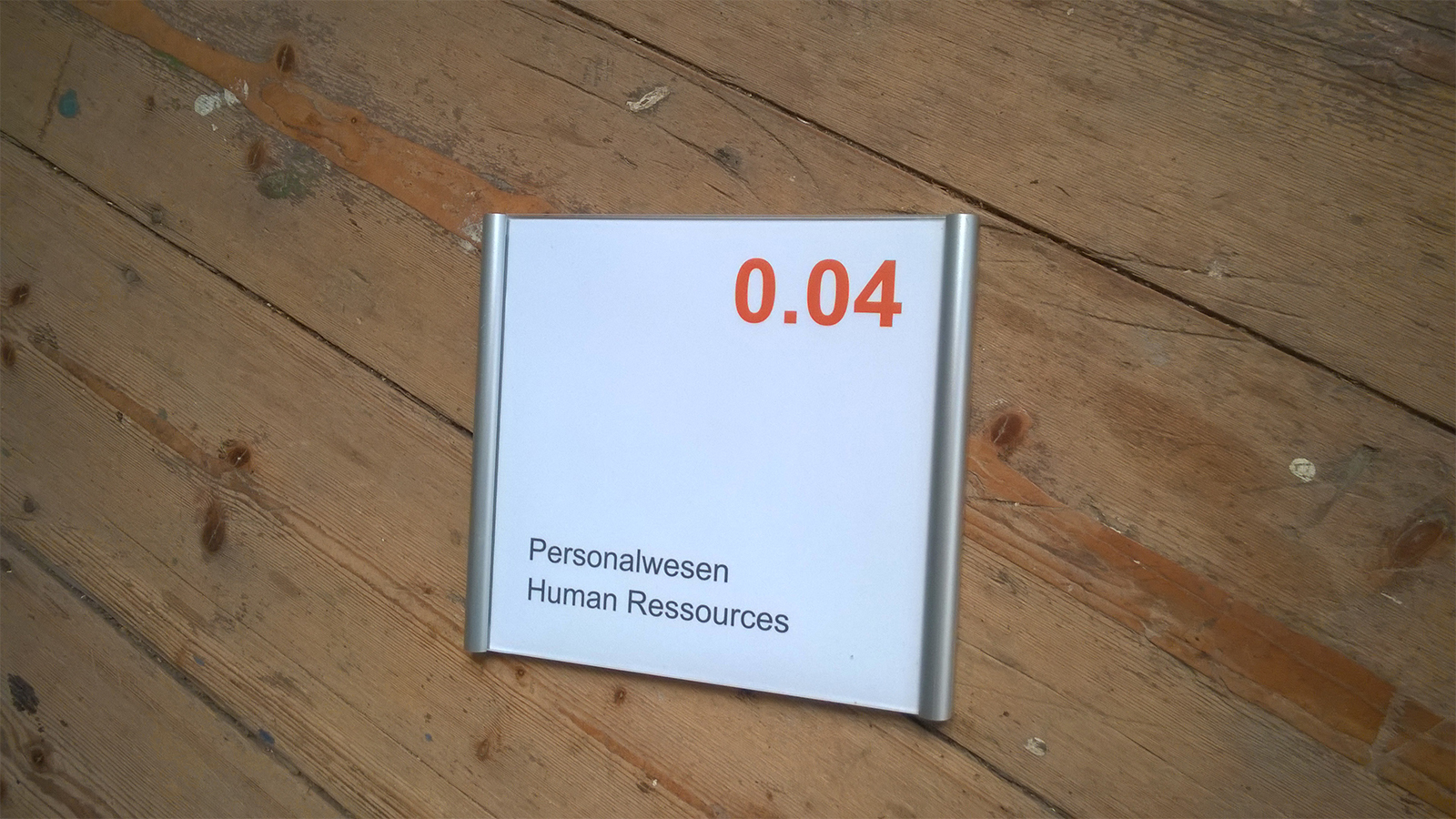 türschild-aluminiumrahmen-plexischutzscheibe