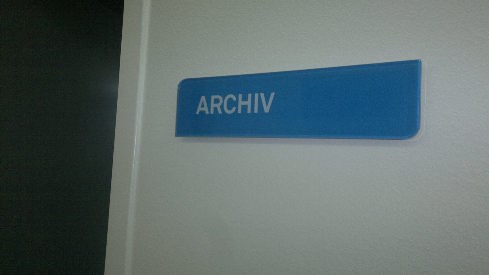 Türschild verdeckte Halterung
