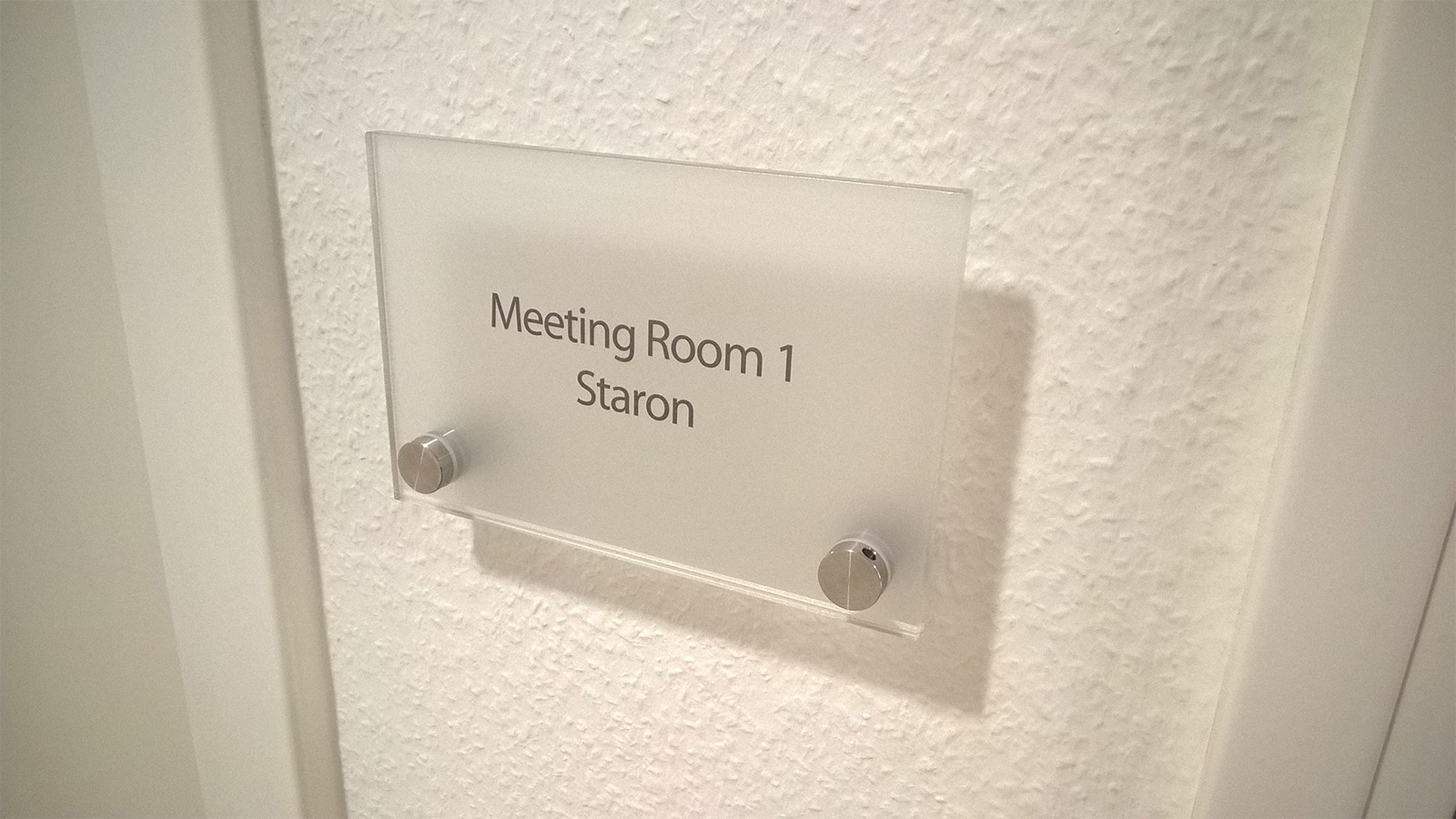 Türschild mit Edelstahlhalter